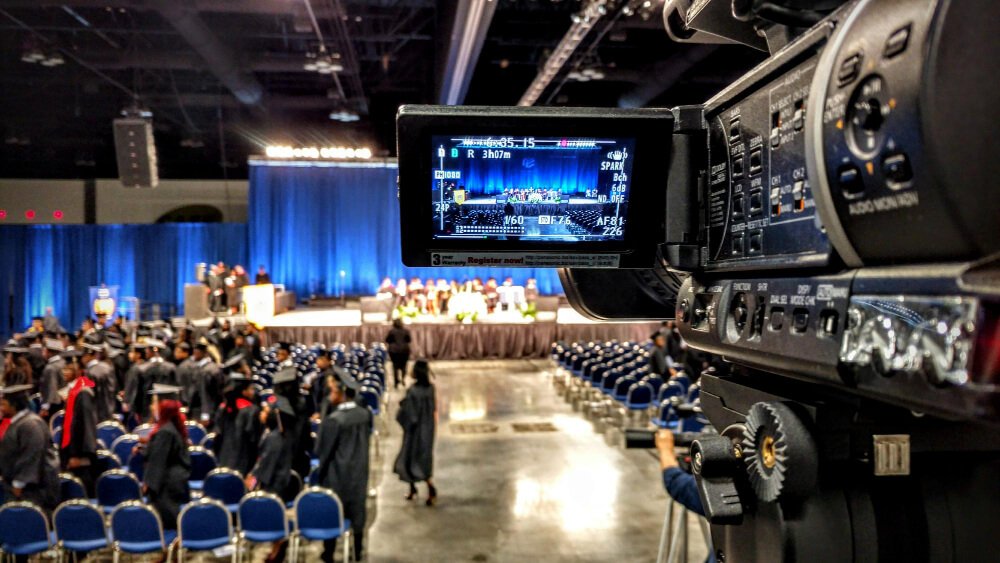 Live Streaming Conferences vs. Virtual Meetings: Which One Is Better?